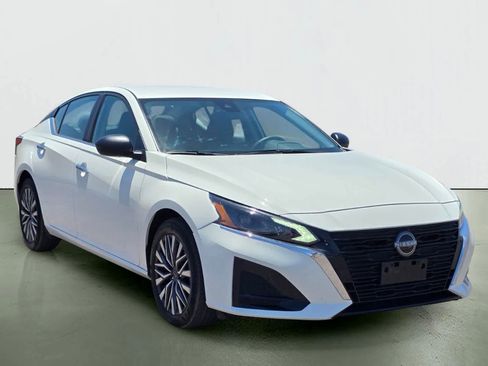Used 2025 Nissan Altima 2.5 SV FWD image 8