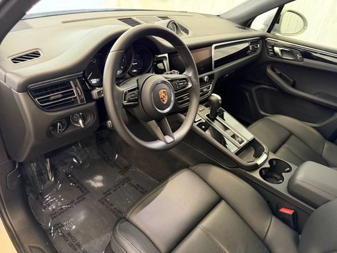 Certified 2026 Porsche Macan AWD/4WD image 4
