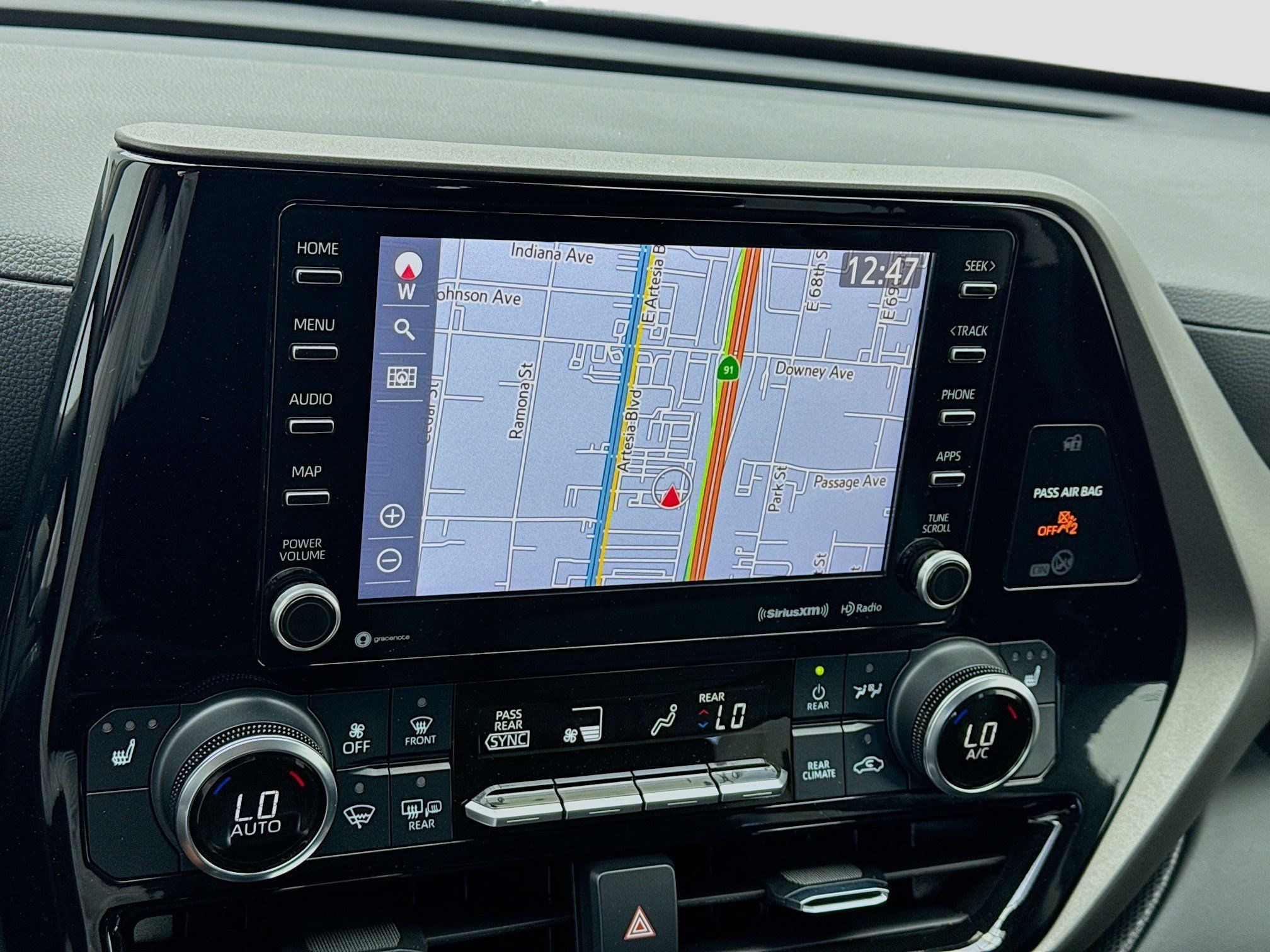 Used 2022 Toyota Highlander XLE AWD/4WD image 9