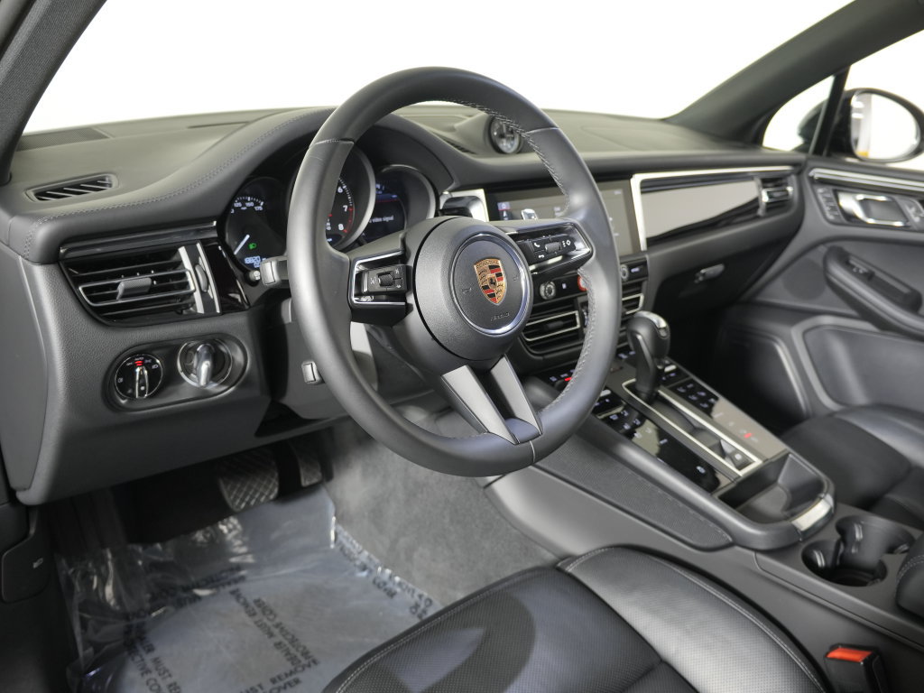 Certified 2025 Porsche Macan w/ Premium Package Plus AWD/4WD image 4