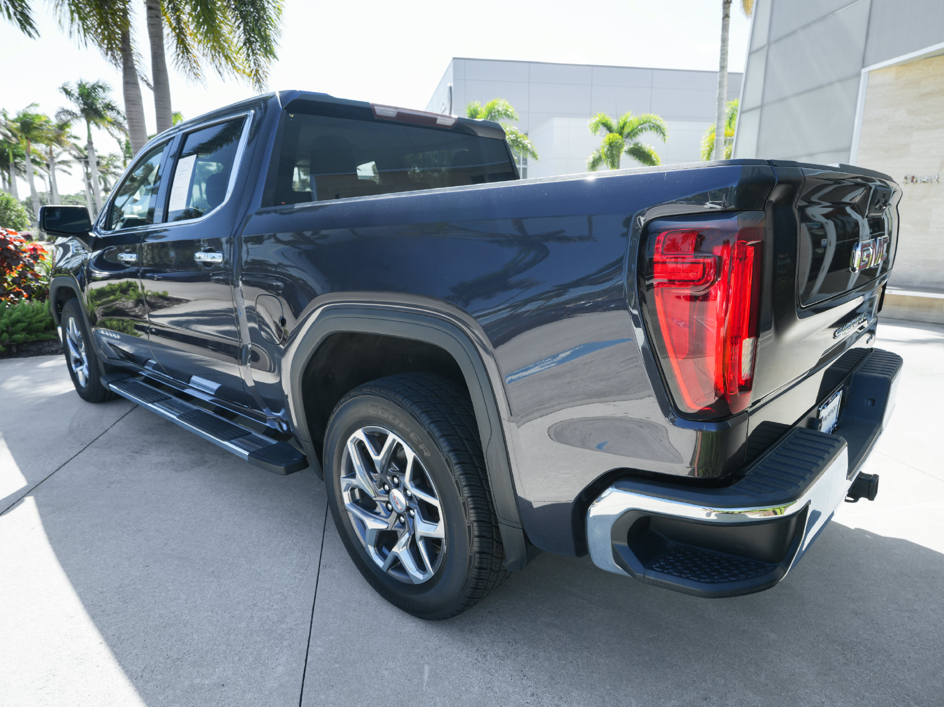 Used 2022 GMC Sierra 1500 SLT w/ SLT Premium Package RWD image 34
