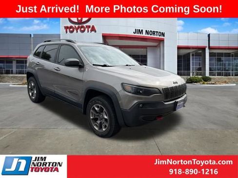 Used 2019 Jeep Cherokee Trailhawk w/ Comfort/Convenience Group AWD/4WD image 1