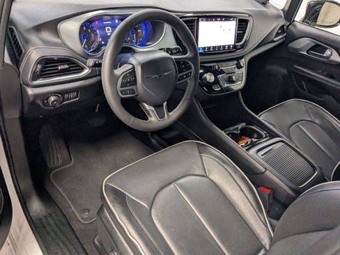 Certified 2026 Chrysler Pacifica Limited AWD/4WD image 12