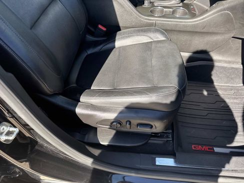 Used 2019 GMC Acadia SLT w/ LPO, Black Accent Package image 11