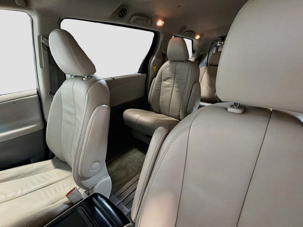 Used 2014 Toyota Sienna XLE FWD image 17