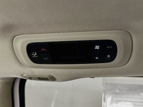 Used 2024 Chrysler Pacifica Limited AWD/4WD image 26