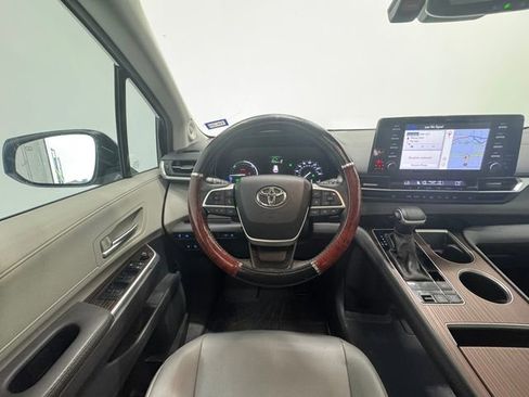 Used 2024 Toyota Sienna XLE w/ XLE Plus Package FWD image 21