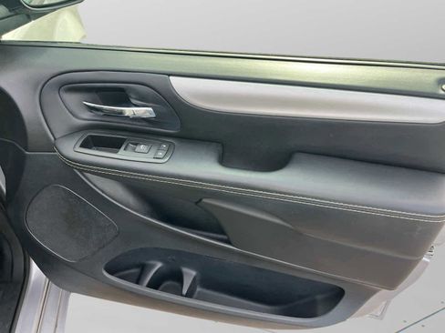 Used 2015 Dodge Grand Caravan SE w/ Quick Order Package 29E SE image 16