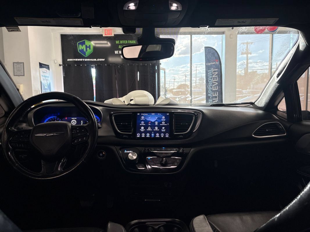 Used 2019 Chrysler Pacifica Touring-L Plus w/ Advanced Safetytec Group FWD image 21