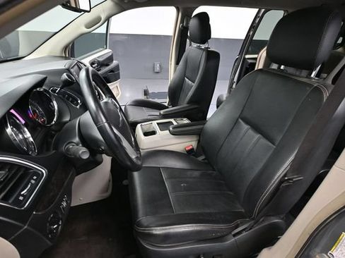 Used 2015 Chrysler Town & Country Touring FWD image 21