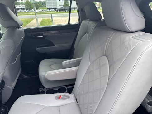 Used 2020 Toyota Highlander Platinum FWD image 15