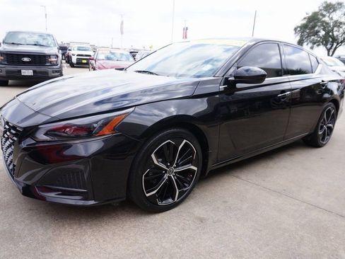 Used 2023 Nissan Altima 2.5 SR image 3