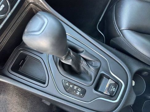 Used 2019 Jeep Cherokee Latitude Plus w/ Comfort/Convenience Group FWD image 24