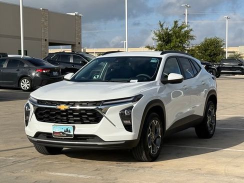 Used 2025 Chevrolet Trax LT FWD image 6