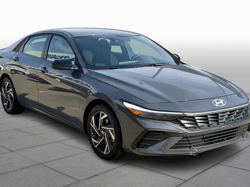 Used 2025 Hyundai Elantra Sport image 3