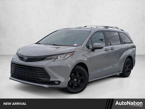 Used 2025 Toyota Sienna XLE Woodland Edition image 1