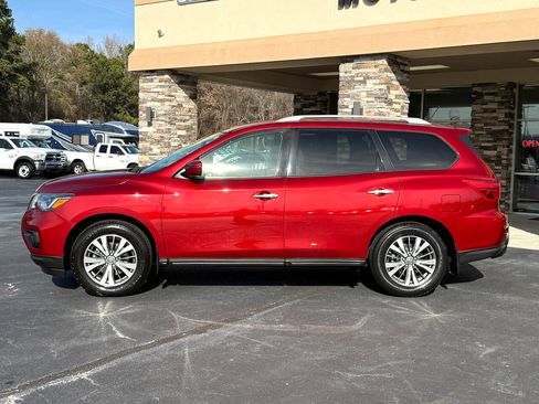 Used 2018 Nissan Pathfinder SV image 2