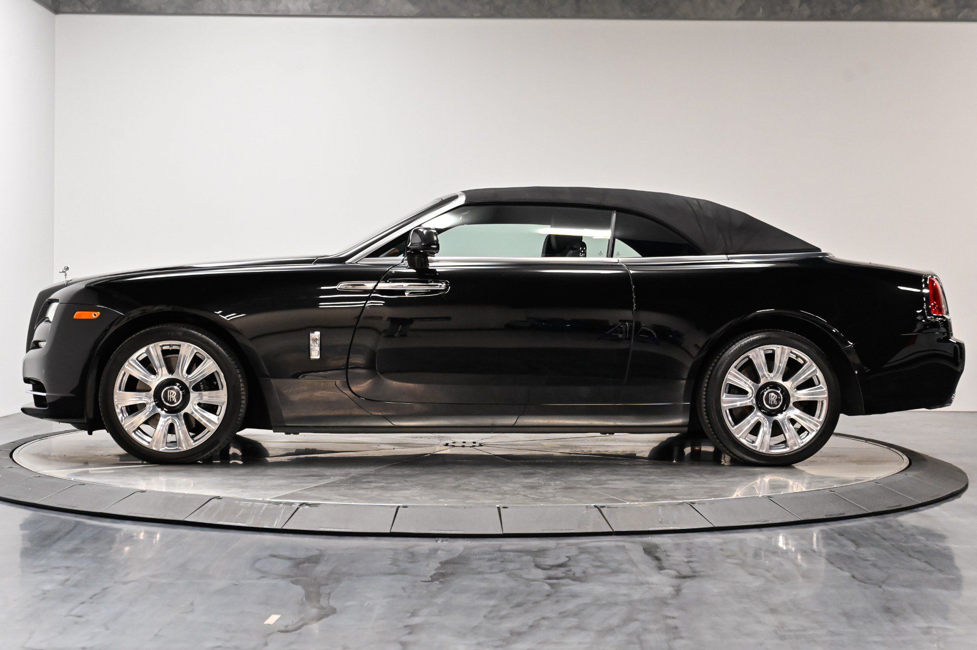 Used 2017 Rolls-Royce Dawn RWD image 20