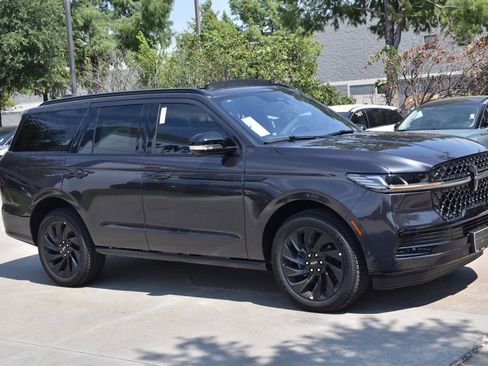 New 2025 Lincoln Navigator Reserve w/ Jet Appearance Package image 4