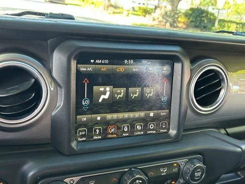 Used 2018 Jeep Wrangler Unlimited Sahara AWD/4WD image 19