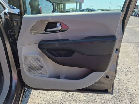 Used 2017 Chrysler Pacifica Touring FWD image 26