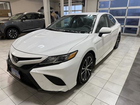 Used 2020 Toyota Camry SE image 1