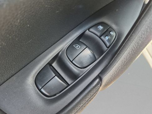 Used 2016 Nissan Rogue S AWD/4WD image 16
