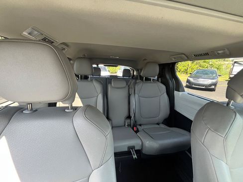 Used 2025 Toyota Sienna XLE FWD image 19