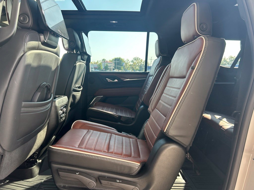 Used 2024 GMC Yukon XL Denali Ultimate AWD/4WD image 9
