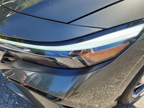 New 2025 Hyundai Elantra Limited image 6