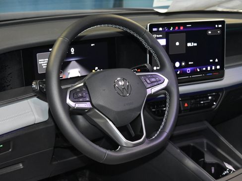 New 2026 Volkswagen Tiguan SE image 2