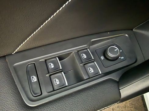 Used 2023 Volkswagen Tiguan SE R-Line image 22