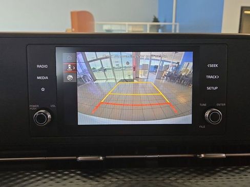 Used 2024 Kia Carnival LX FWD image 17