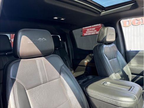 Used 2019 Chevrolet Silverado 1500 High Country w/ Technology Package AWD/4WD image 9