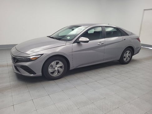 Used 2025 Hyundai Elantra SE FWD image 2