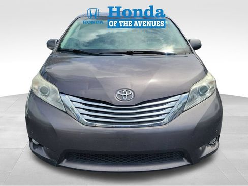 Used 2012 Toyota Sienna Limited w/ LTD Navigation Pkg FWD image 2
