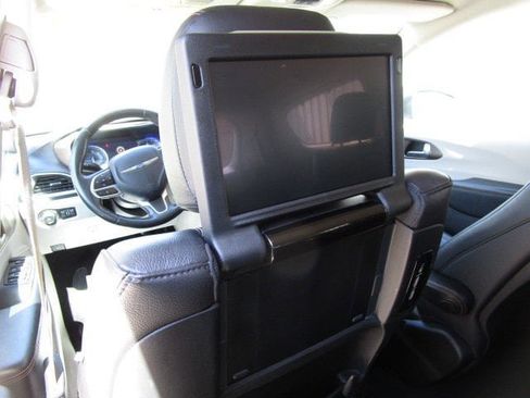 Used 2019 Chrysler Pacifica Touring-L Plus w/ Advanced Safetytec Group FWD image 13