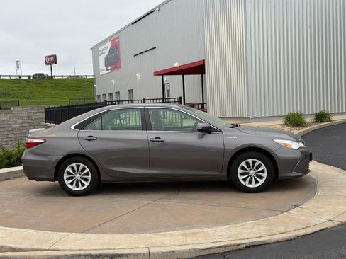 Used 2017 Toyota Camry LE FWD image 2