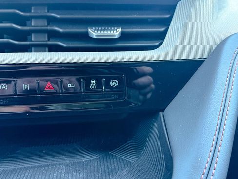 Used 2025 Ford Explorer Active AWD/4WD image 34
