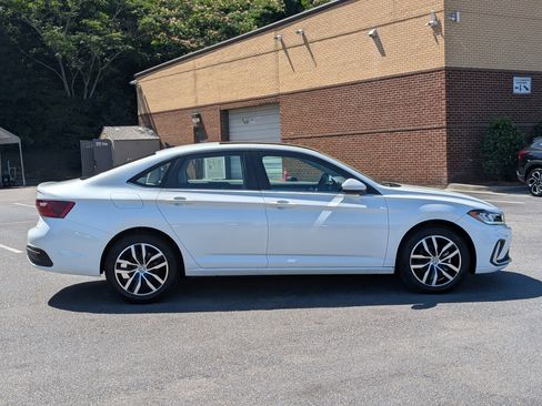 Used 2025 Volkswagen Jetta SE w/ Sunroof Package FWD image 10