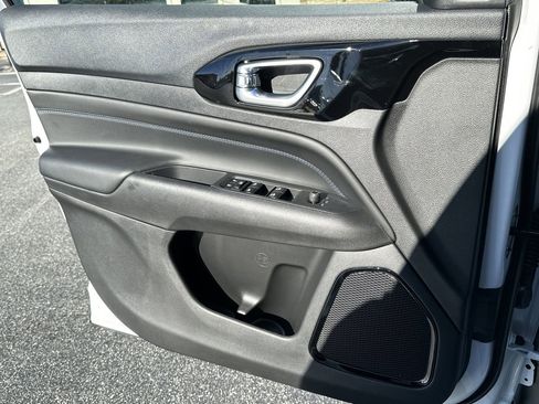 New 2026 Jeep Compass Latitude image 14