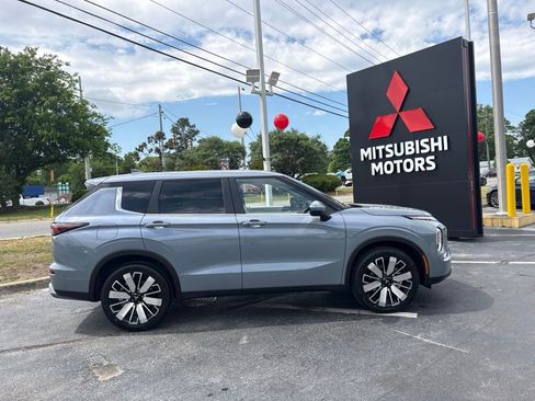 New 2026 Mitsubishi Outlander SE FWD image 2