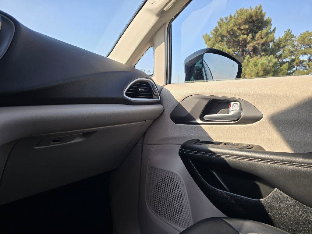 Used 2024 Chrysler Pacifica Touring-L FWD image 27