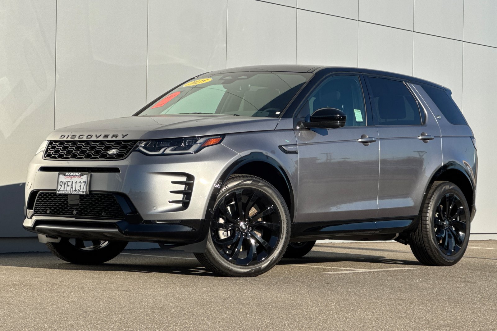 Used 2025 Land Rover Discovery Sport Dynamic SE AWD/4WD image 1