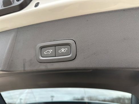 Certified 2025 Volvo XC40 B5 Core image 33