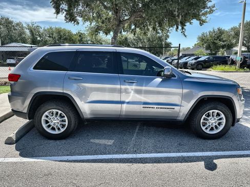 Used 2018 Jeep Grand Cherokee Laredo AWD/4WD image 10