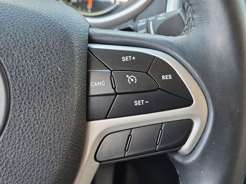 Used 2018 Jeep Cherokee Latitude Plus AWD/4WD image 23