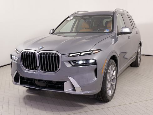 Used 2025 BMW X7 xDrive40i w/ Premium Package AWD/4WD image 4