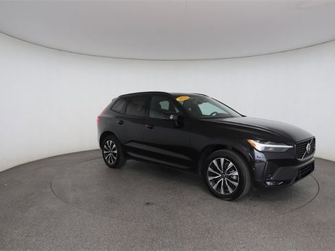 Used 2023 Volvo XC60 B5 Plus image 27