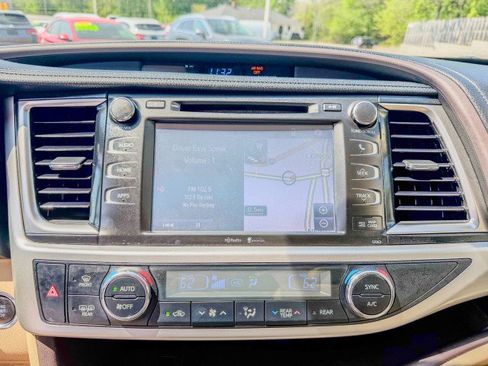 Used 2014 Toyota Highlander XLE FWD image 14
